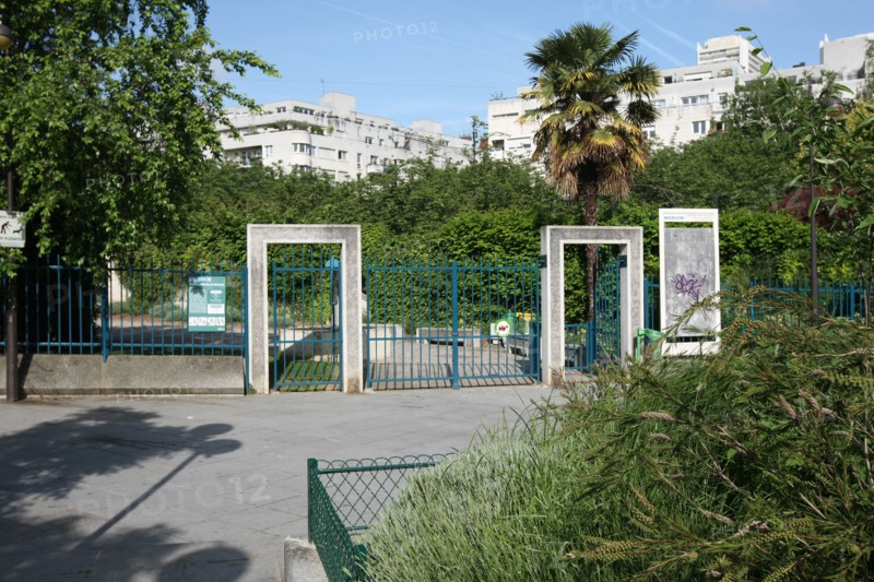 France, ile de france, paris 13e arrondissement, 22 Rue Pierre Gourdault, square heloise et abelard, jardin public,


Date : 2011-2012