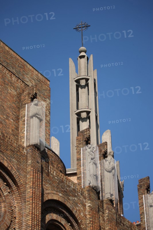 France, ile de france, paris 12e arrondissement, eglise du saint esprit 186 avenue daumesnil, architecte paul tournon, vue du chevet depuis la rue canebiere, brique, religion catholique, detail clocher,


Date : 2011-2012