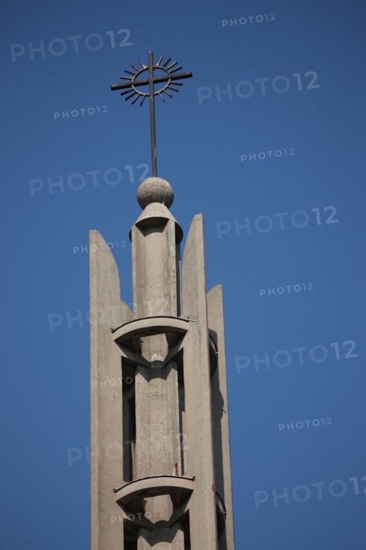 France, ile de france, paris 12e arrondissement, eglise du saint esprit 186 avenue daumesnil, architecte paul tournon, vue du chevet depuis la rue canebiere, brique, religion catholique, detail clocher,


Date : 2011-2012
