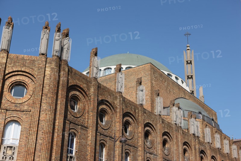 France, ile de france, paris 12e arrondissement, eglise du saint esprit 186 avenue daumesnil, architecte paul tournon, vue du chevet depuis la rue canebiere, brique, religion catholique,


Date : 2011-2012