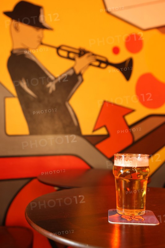 France, ile de france, paris 13e arrondissement, 16 rue de la butte aux cailles, bar le sputnik, rock, cocktails mojito, deco sovietique,


Date : 2011-2012