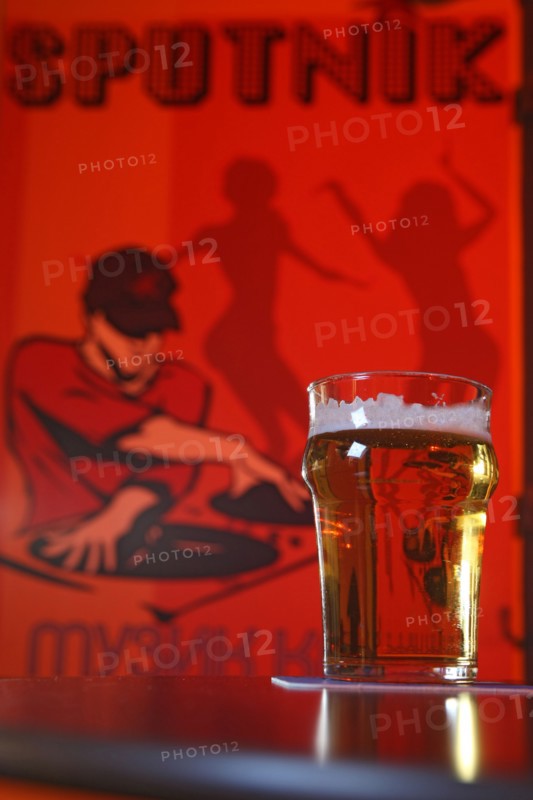 France, ile de france, paris 13e arrondissement, 16 rue de la butte aux cailles, bar le sputnik, rock, cocktails mojito, deco sovietique,


Date : 2011-2012