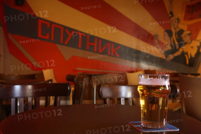 France, ile de france, paris 13e arrondissement, 16 rue de la butte aux cailles, bar le sputnik, rock, cocktails mojito, deco sovietique,


Date : 2011-2012