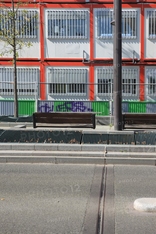 france, region ile de france, paris 13e arrondissement, paris rive gauche, avenue de france, quartier bnf francois mitterrand, travaux de batiment, couvertures des voies, algeco, chantier,


Date : 2011-2012