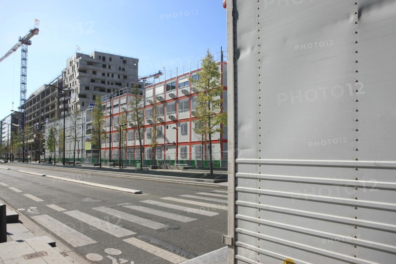 france, region ile de france, paris 13e arrondissement, paris rive gauche, avenue de france, quartier bnf francois mitterrand, travaux de batiment, couvertures des voies, algeco, chantier,


Date : 2011-2012