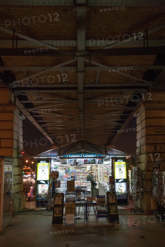 france, region ile de france, paris 13e arrondissement, quai de la Gare, de nuit, kiosque a journaux


Date : 2011-2012
