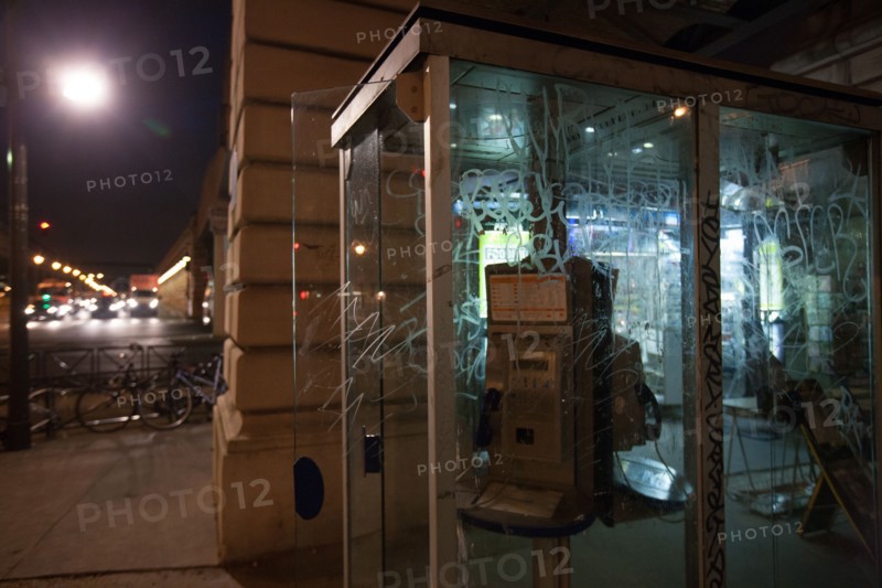 france, region ile de france, paris 13e arrondissement, quai de la Gare, de nuit, cabine telephonique taguee,


Date : 2011-2012
