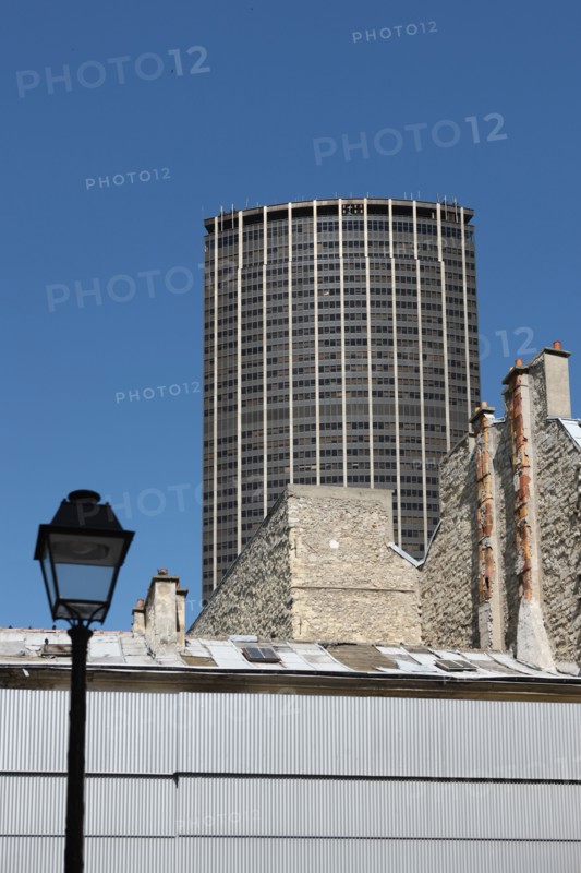 France, ile de france, paris, 14e arrondissement, tour montparnasse vue depuis la rue de la gaite, immeuble, gratte ciel,


Date : 2011-2012