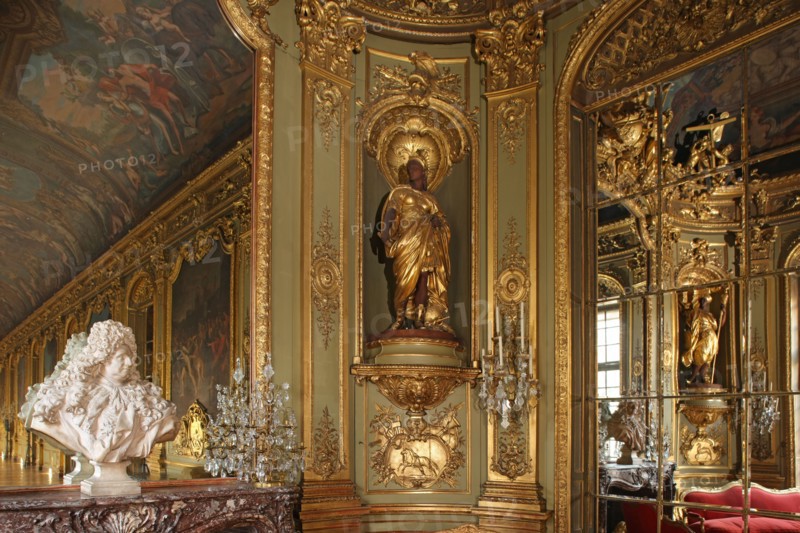 France, ile de france, paris 1er arrondissement, 39 rue croix des petits champs, banque de france hotel de toulouse dit aussi hotel de la vrilliere, galerie doree, galerie d'apparat, gouverneur, institution, detail boiseries et sculpture autour du miroir,