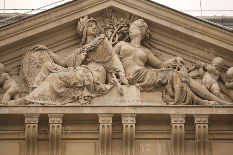 France, ile de france, paris 1er arrondissement, facade du 39 rue croix des petits champs, banque de france, hotel de toulouse dit aussi de la vrilliere, detail fronton,