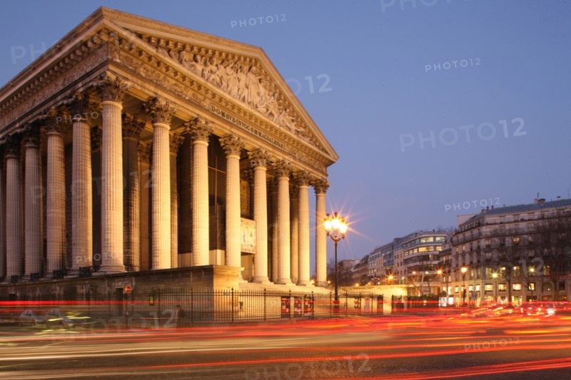 France, ile de france, paris 8e arrondissement, place de la madeleine, eglise de la madeleine, colonnes nuit, traces de voitures,