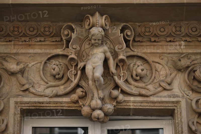 France, ile de france, paris 9e arrondissement, 9 rue victor masse, facade d'immeuble, detail,