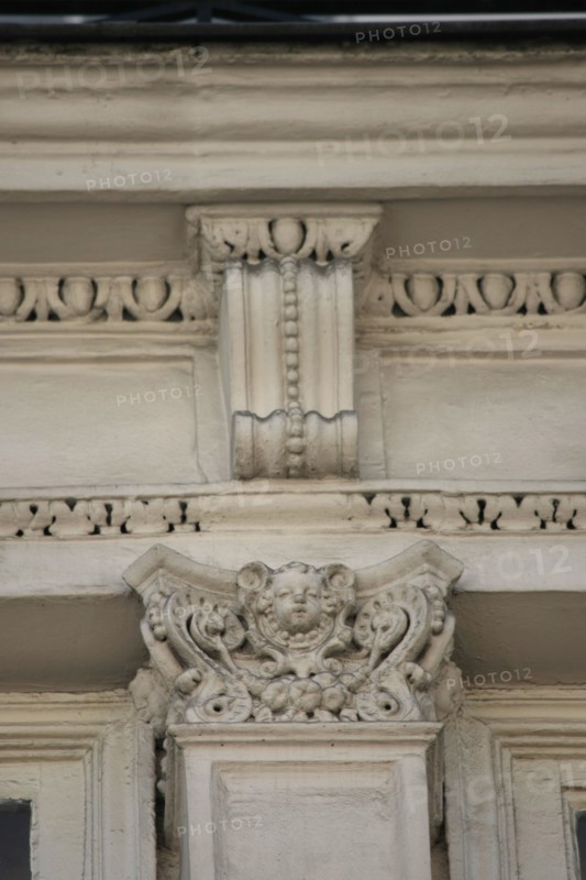France, ile de france, paris 9e arrondissement, 11 rue de navarin, maison neo renaissance, detail chapiteau, pilastre, facade,