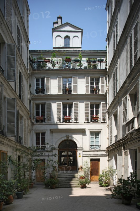 France, ile de france, paris 9e arrondissement, 20 rue saint lazare, cour, habitation, lions entourant l'escalier,