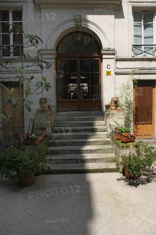 France, ile de france, paris 9e arrondissement, 20 rue saint lazare, cour, habitation, lions entourant l'escalier,