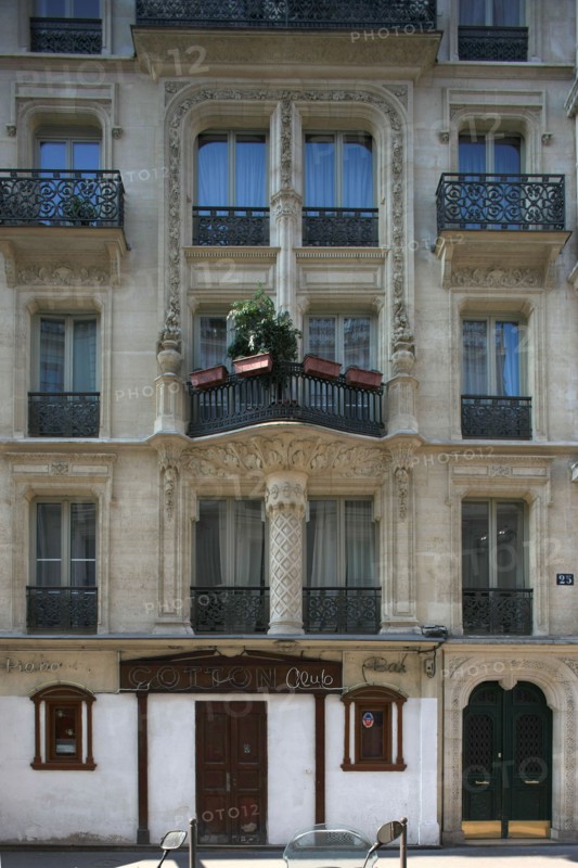 France, ile de france, paris 9e arrondissement, 25 rue victor masse, immeuble neo renaissance, decor, facade, face a l'avenue frochot,