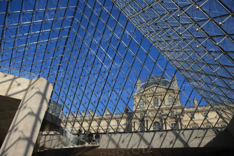 France, ile de france, paris 1er arrondissement, musee du louvre, cour napoleon, sous la pyramide de verre, architecte ieoh ming pei, escalier,