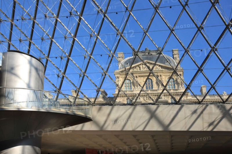 France, ile de france, paris 1er arrondissement, musee du louvre, cour napoleon, sous la pyramide de verre, architecte ieoh ming pei, escalier,