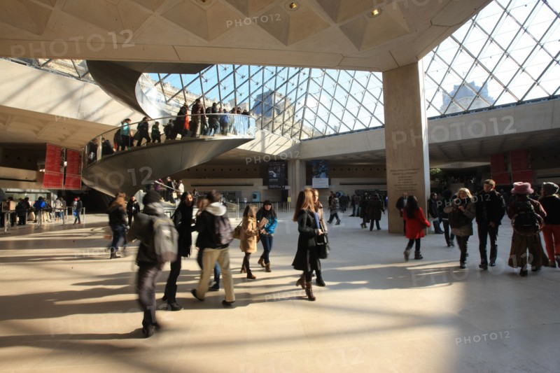 France, ile de france, paris 1er arrondissement, musee du louvre, cour napoleon, sous la pyramide de verre, architecte ieoh ming pei, touristes, escalier,