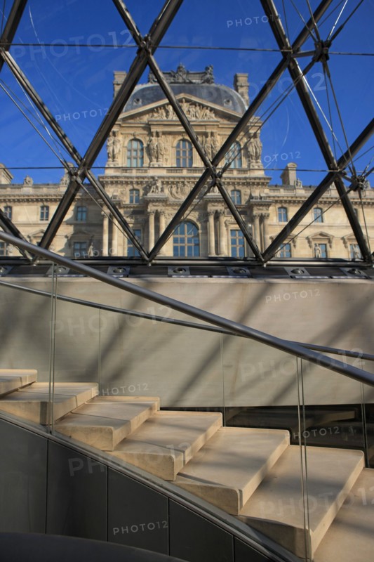 France, ile de france, paris 1er arrondissement, musee du louvre, cour napoleon, sous la pyramide de verre, architecte ieoh ming pei, escalier,