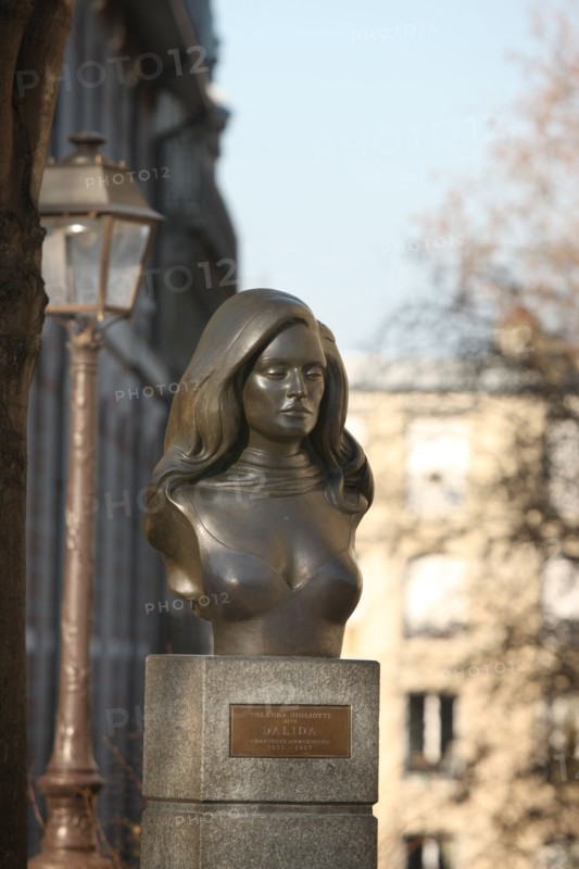 France, ile de france, paris 18e arrondissement, place dalida, buste de la chanteuse, sculpteur alain aslan,