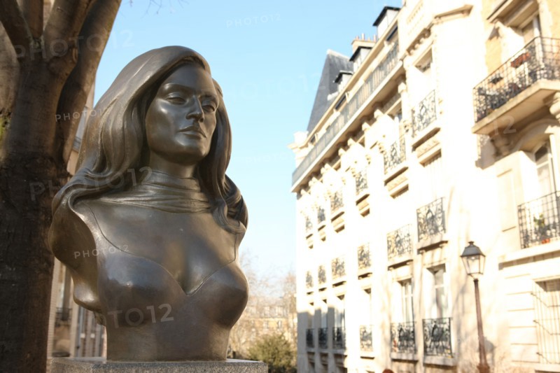 France, ile de france, paris 18e arrondissement, place dalida, buste de la chanteuse, sculpteur alain aslan,