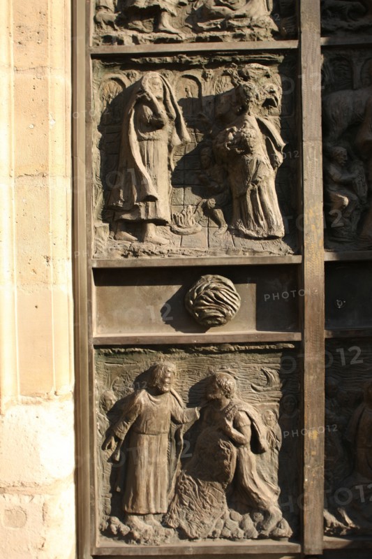 France, ile de france, paris 18e arrondissement, eglise saint pierre de montmartre, place jean marais, adelaide de savoie, detail bas relief portes,