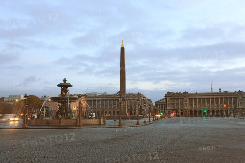 france, region ile de france, paris 8e arrondissement, place de la concorde, paves, fontaines, hotel de la marine, hotel de crillon, nuit, eclairage,