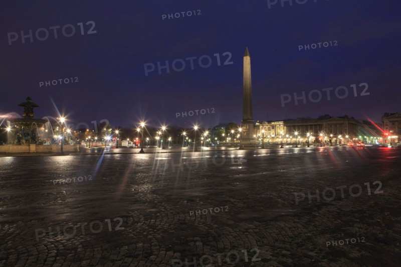 france, region ile de france, paris 8e arrondissement, place de la concorde, paves, fontaines, hotel de la marine, hotel de crillon, nuit, eclairage,