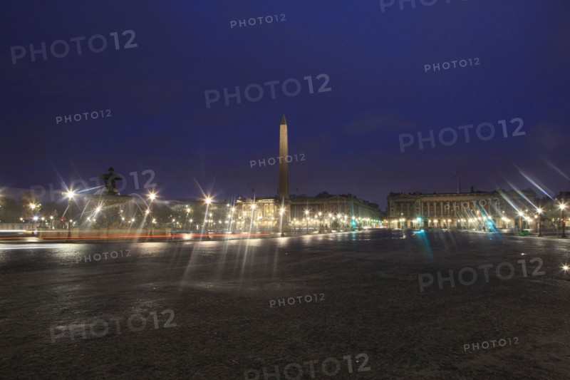 france, region ile de france, paris 8e arrondissement, place de la concorde, paves, fontaines, hotel de la marine, hotel de crillon, nuit, eclairage,