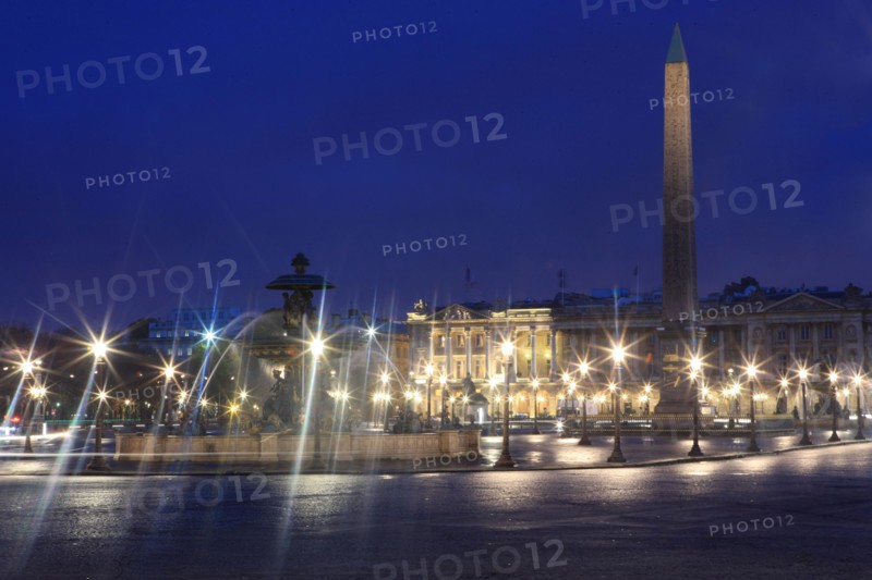 france, region ile de france, paris 8e arrondissement, place de la concorde, paves, fontaines, hotel de la marine, hotel de crillon, nuit, eclairage,