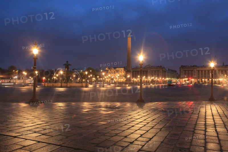france, region ile de france, paris 8e arrondissement, place de la concorde, paves, fontaines, hotel de la marine, hotel de crillon, nuit, eclairage,