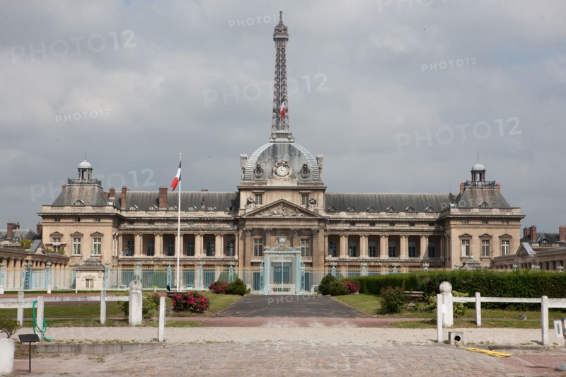 France, Region Ile de France, Paris 7e arrondissement, Ecole Militaire, avenue de Lowendal, place de Fontenoy, facade sur jardin, grille,
