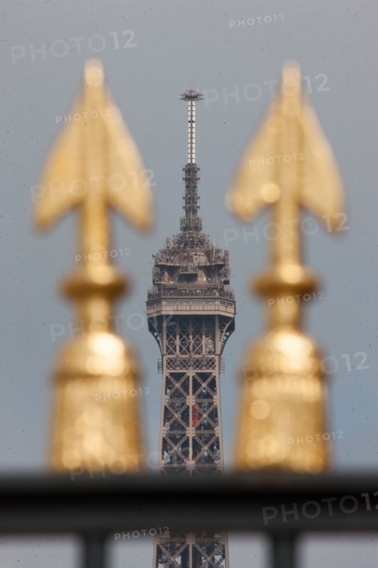 France, Region Ile de France, Paris 7e arrondissement, Ecole Militaire, avenue de Lowendal, place de Fontenoy, facade sur jardin, grille, Tour Eiffel,