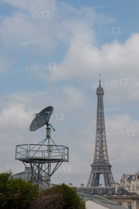France, Region Ile de France, Paris 7e arrondissement, Ecole Militaire, avenue de Lowendal, place de Fontenoy, Tour Eiffel et antenne parabolique