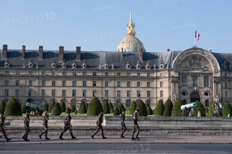 France, Region Ile de France, Paris 7e arrondissement, esplanade des Invalides, Pont Alexandre III, Hotel des Invalides, dome, armee,