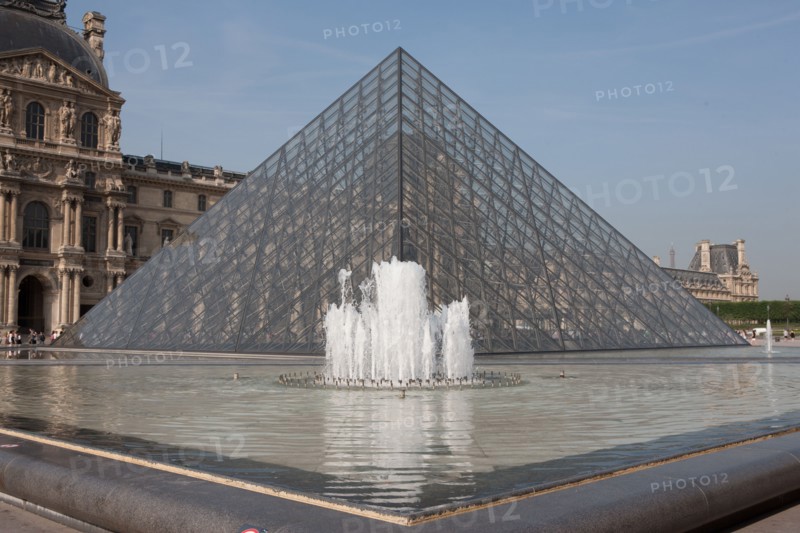 France, Region Ile de France, Paris 1er arrondissement, Musee du Louvre, place de la Pyramide, touristes,