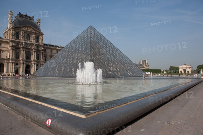 France, Region Ile de France, Paris 1er arrondissement, Musee du Louvre, place de la Pyramide, touristes,