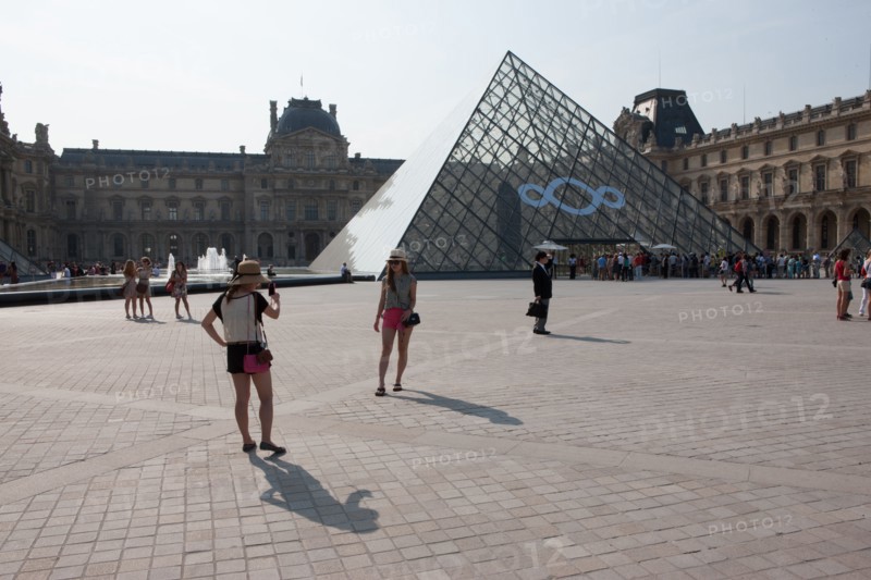 France, Region Ile de France, Paris 1er arrondissement, Musee du Louvre, place de la Pyramide, touristes,
