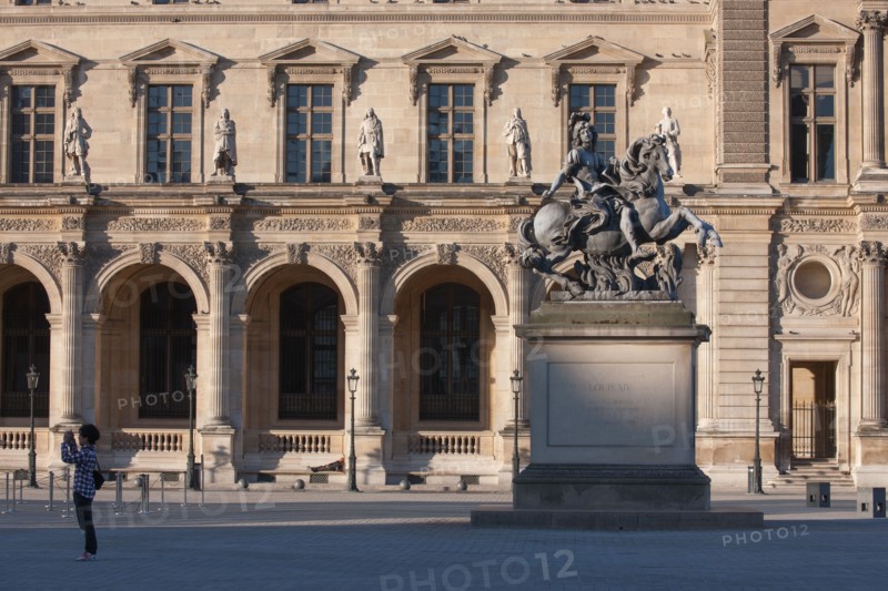 France, Region Ile de France, Paris 1er arrondissement, Musee du Louvre, cour de la Pyramide, statue equestre de louis 14 par le bernin,