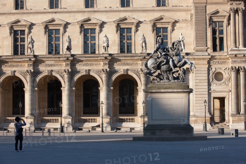 France, Region Ile de France, Paris 1er arrondissement, Musee du Louvre, cour de la Pyramide, statue equestre de louis 14 par le bernin,