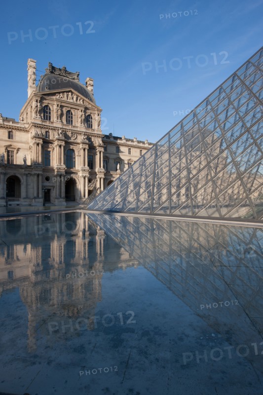 France, Region Ile de France, Paris 1er arrondissement, Musee du Louvre, cour de la Pyramide, pyramide de Ieoh Ming Pei, Pavillon Denon,