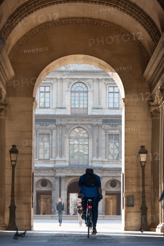 France, Region Ile de France, Paris 1er arrondissement, Musee du Louvre, passage entre cour de la Pyramide et Cour Carree, pyramide de Ieoh Ming Pei,