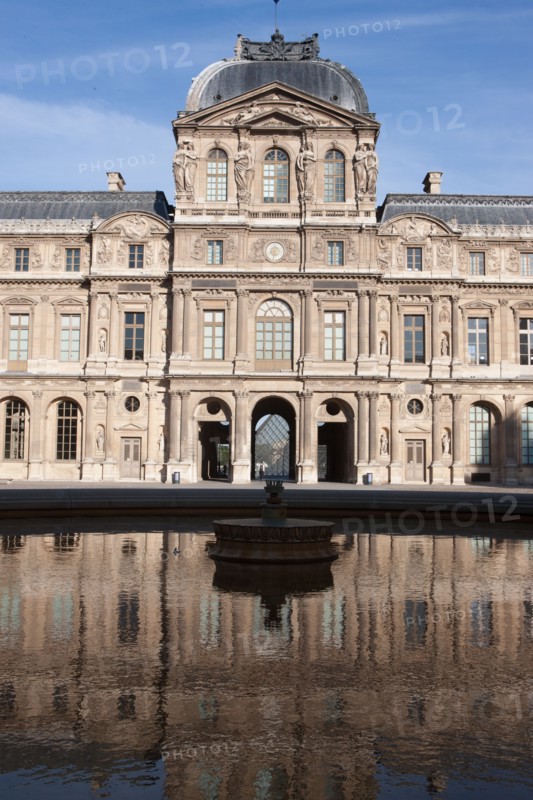 France, Region Ile de France, Paris 1er arrondissement, Musee du Louvre, Cour Carree, bassin, reflet, pyramide de Ieoh Ming Pei, Pavillon Denon,