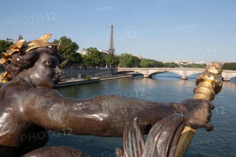 France, Region Ile de France, Paris 7e arrondissement, Pont Alexandre III, lampadaires, candelabres, Hotel des Invalides, dome,
