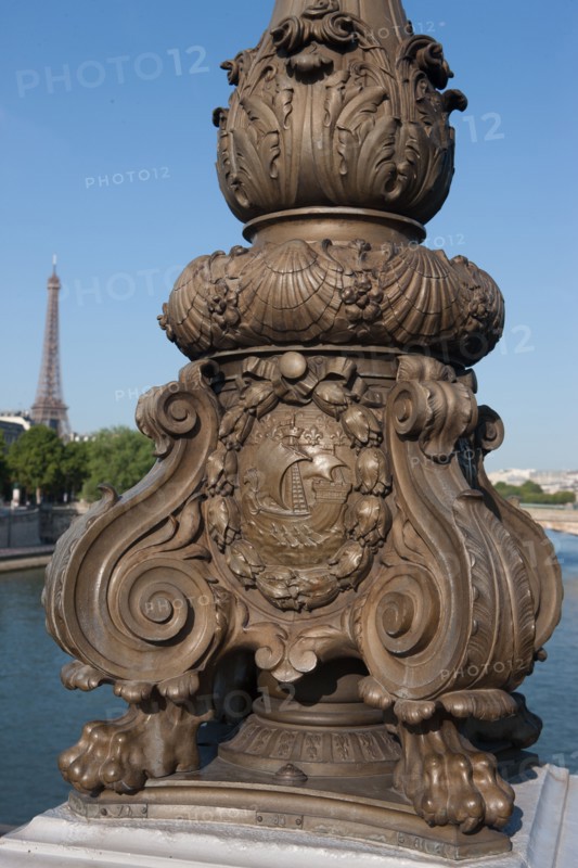 France, Region Ile de France, Paris 7e arrondissement, Pont Alexandre III, lampadaires, candelabres, Hotel des Invalides, dome,