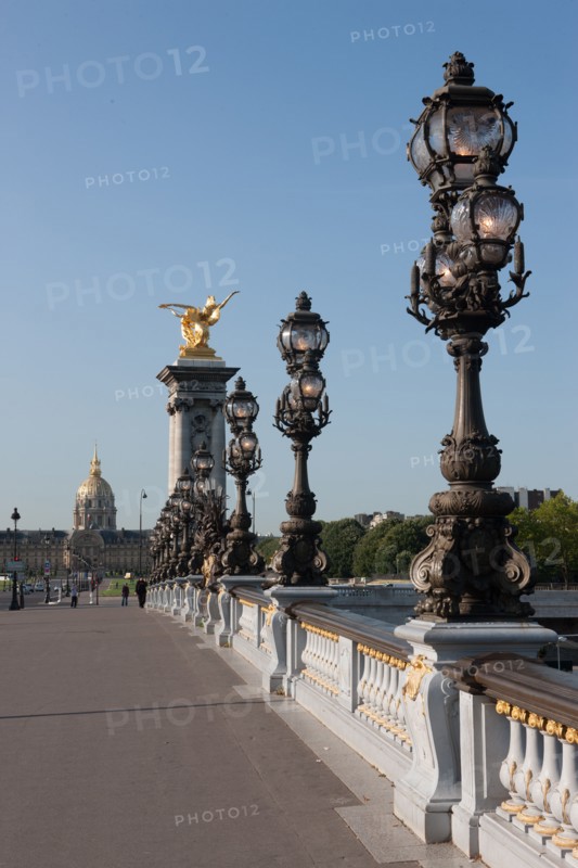 France, Region Ile de France, Paris 7e arrondissement, Pont Alexandre III, lampadaires, candelabres, Hotel des Invalides, dome,