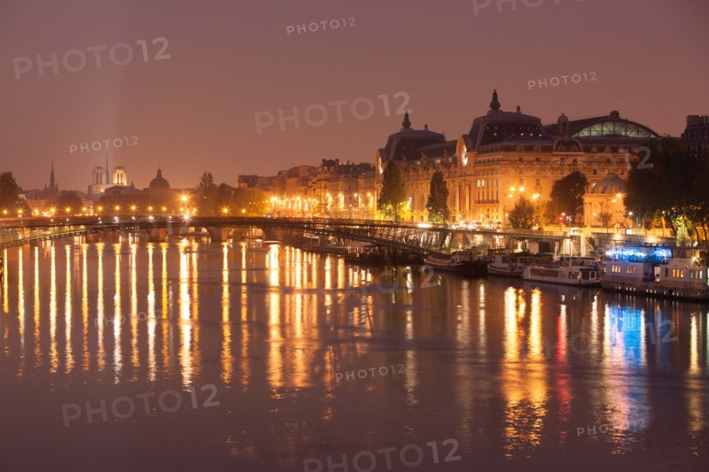 France, Region Ile de France, Paris 8e arrondissement, la Seine au niveau du Pont de la Concorde. A droite, le musee d'Orsay. Au fond, les tours de Notre-Dame de Paris.