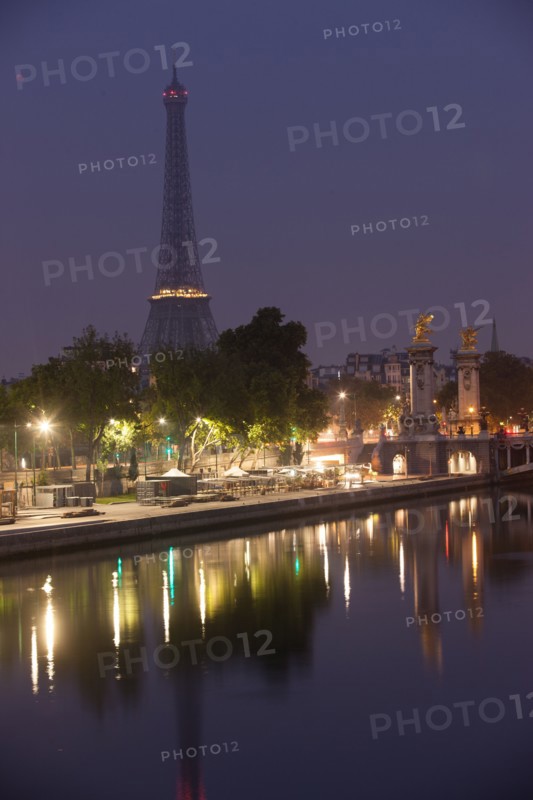 France, Region Ile de France, Paris 8e arrondissement, la Seine au niveau du Pont de la Concorde. La Tour Eiffel.