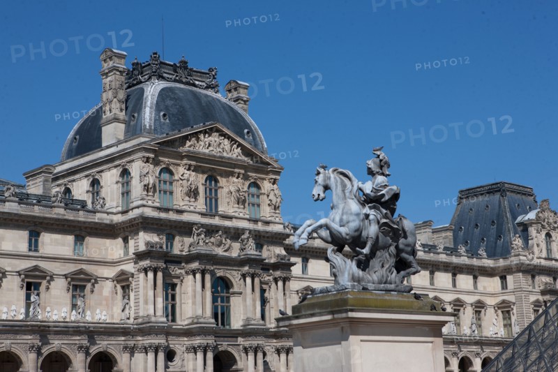France, Region Ile de France, Paris 1er arrondissement, Musee du Louvre, place de la Pyramide, Ieoh Ming Pei, statue de Louis XIV, Le Bernin